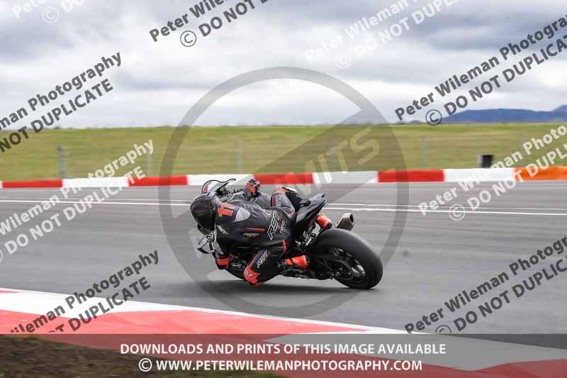 cadwell no limits trackday;cadwell park;cadwell park photographs;cadwell trackday photographs;enduro digital images;event digital images;eventdigitalimages;navarra;no limits trackdays;peter wileman photography;racing digital images;trackday digital images;trackday photos